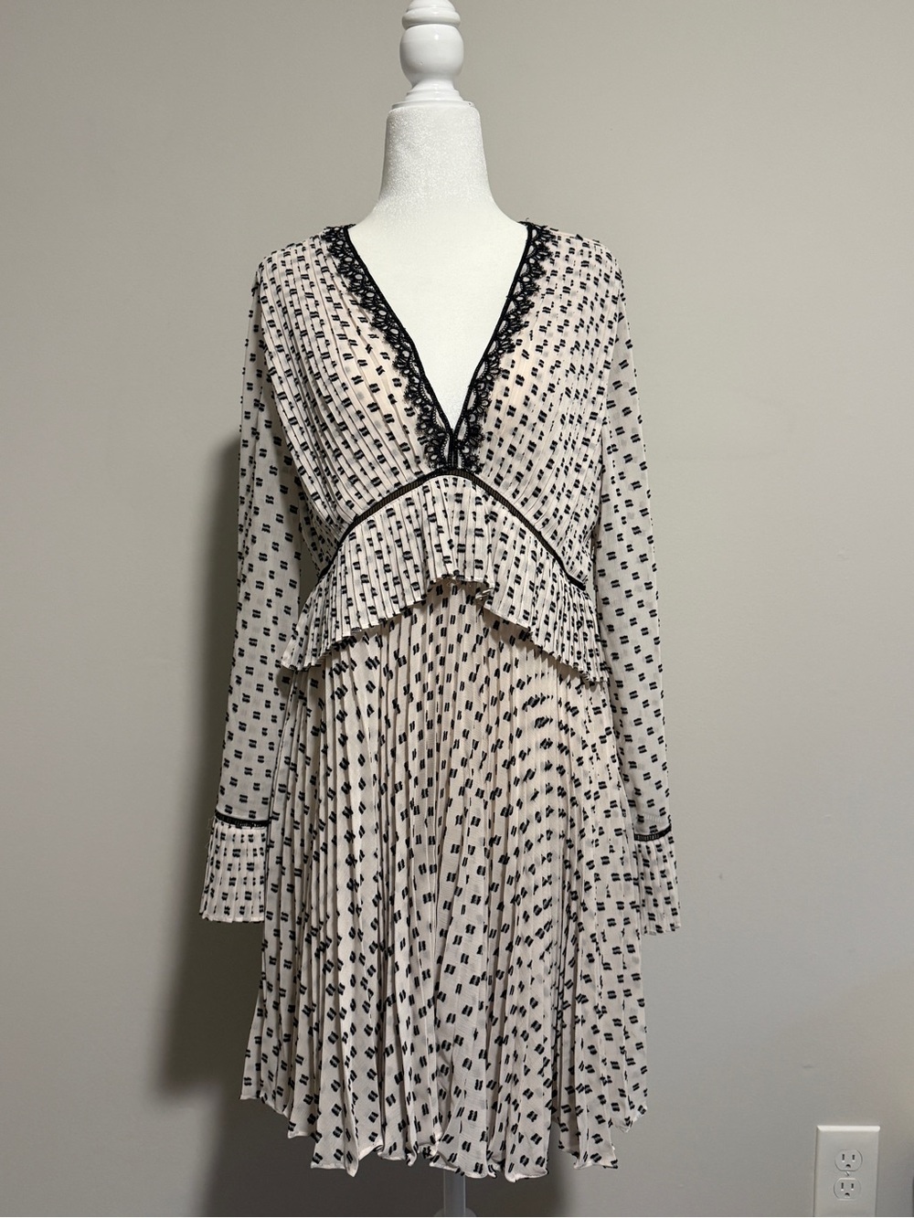 NWT Black & White Patterned Long Sleeve Dress - Size M